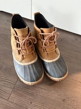 Sorel Out N About Tan and Gray Duck Boots - Lace-Up